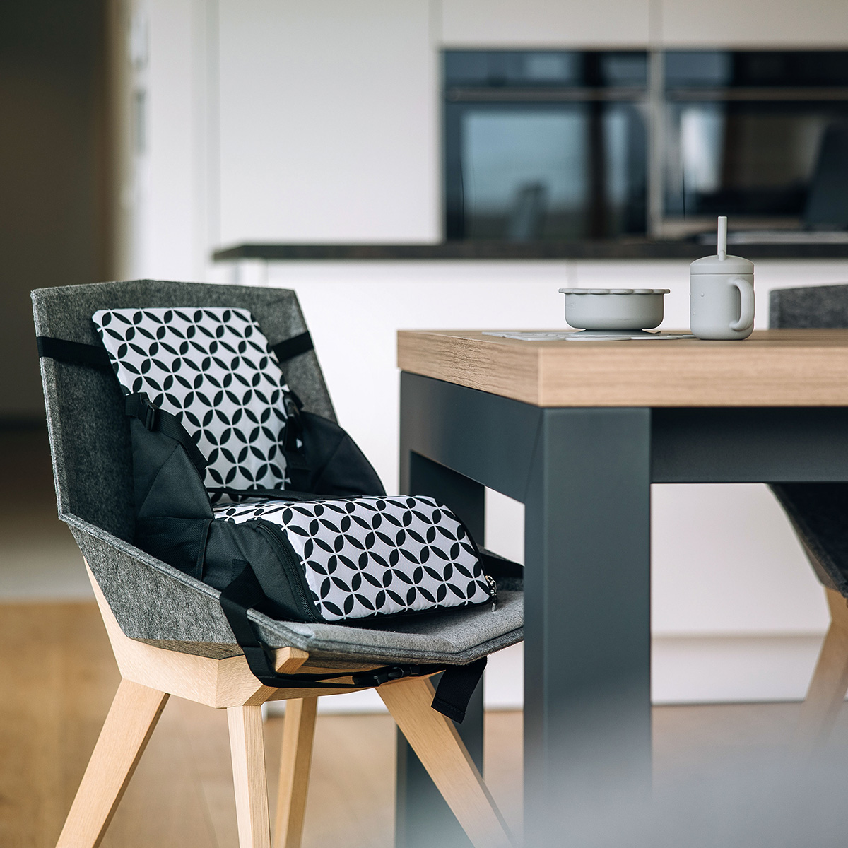 prenosni-stolcek-za-hranjenje-fold-go-black-freeon-prenosni-stolcek-mini-nastavek-za-stol-10