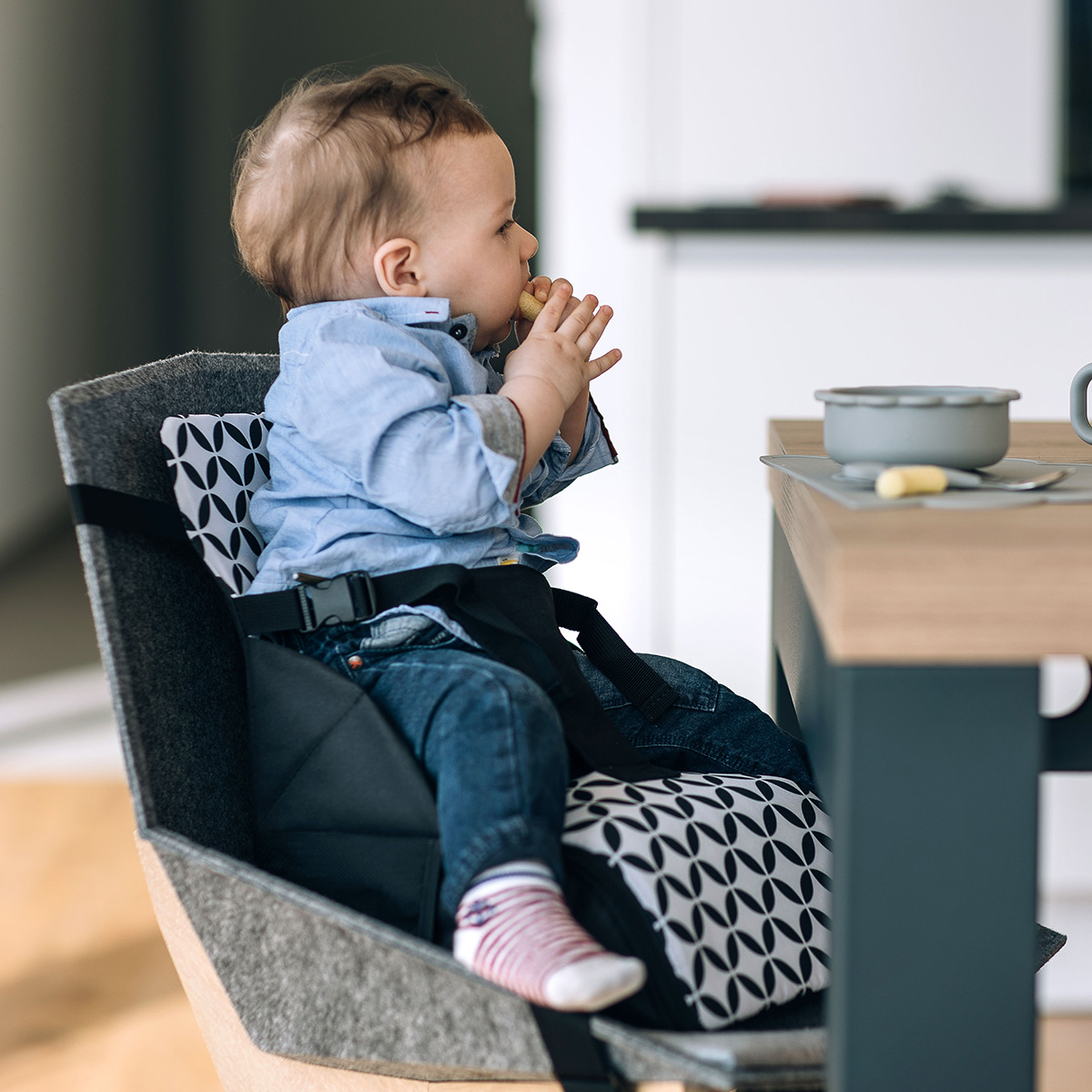 prenosni-stolcek-za-hranjenje-fold-go-black-freeon-prenosni-stolcek-mini-nastavek-za-stol-3