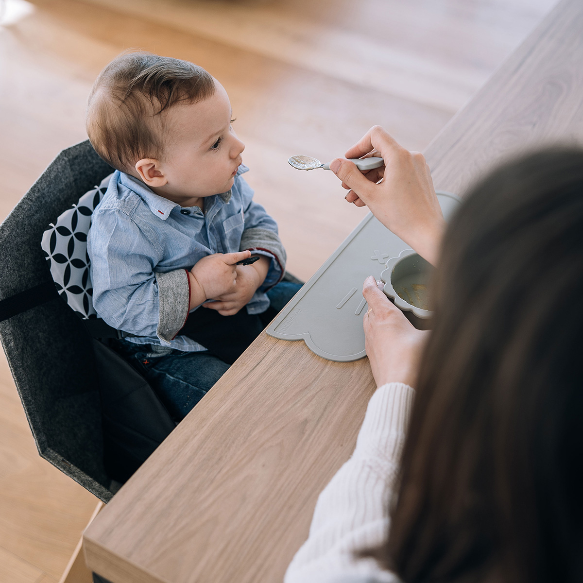 prenosni-stolcek-za-hranjenje-fold-go-black-freeon-prenosni-stolcek-mini-nastavek-za-stol-7
