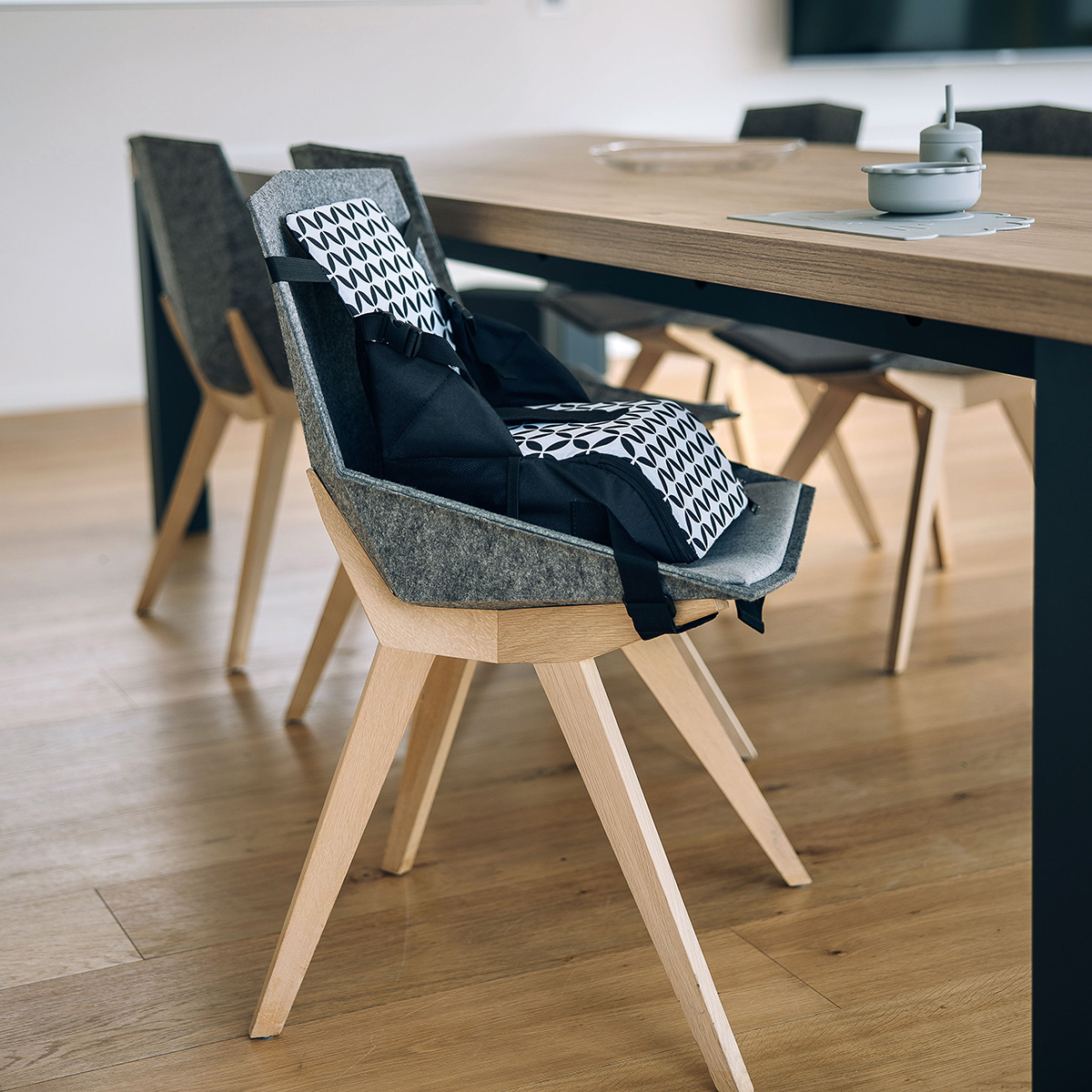 prenosni-stolcek-za-hranjenje-fold-go-black-freeon-prenosni-stolcek-mini-nastavek-za-stol-9